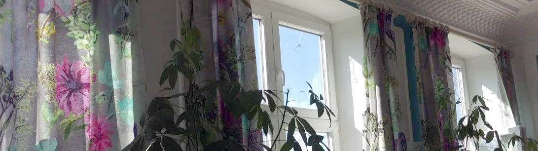 Wohnzimmervorhang mit Blumenmuster scene