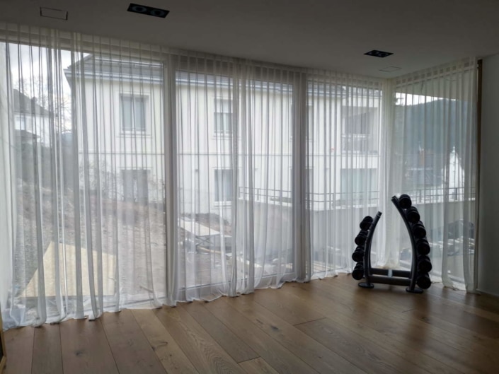 Exklusive weiße Gardinen aus Dedar Stoff