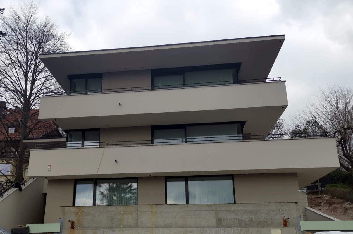 Exklusive weiße Gardinen in diesem Haus