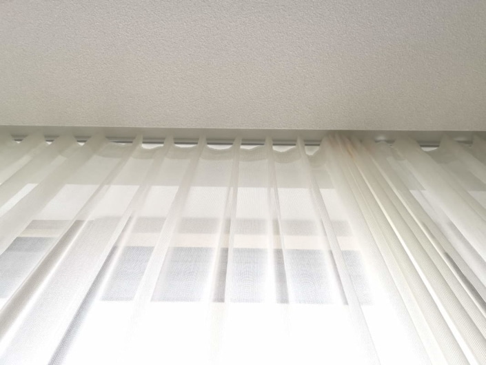Exklusive-weisse-Gardinen-Schiene