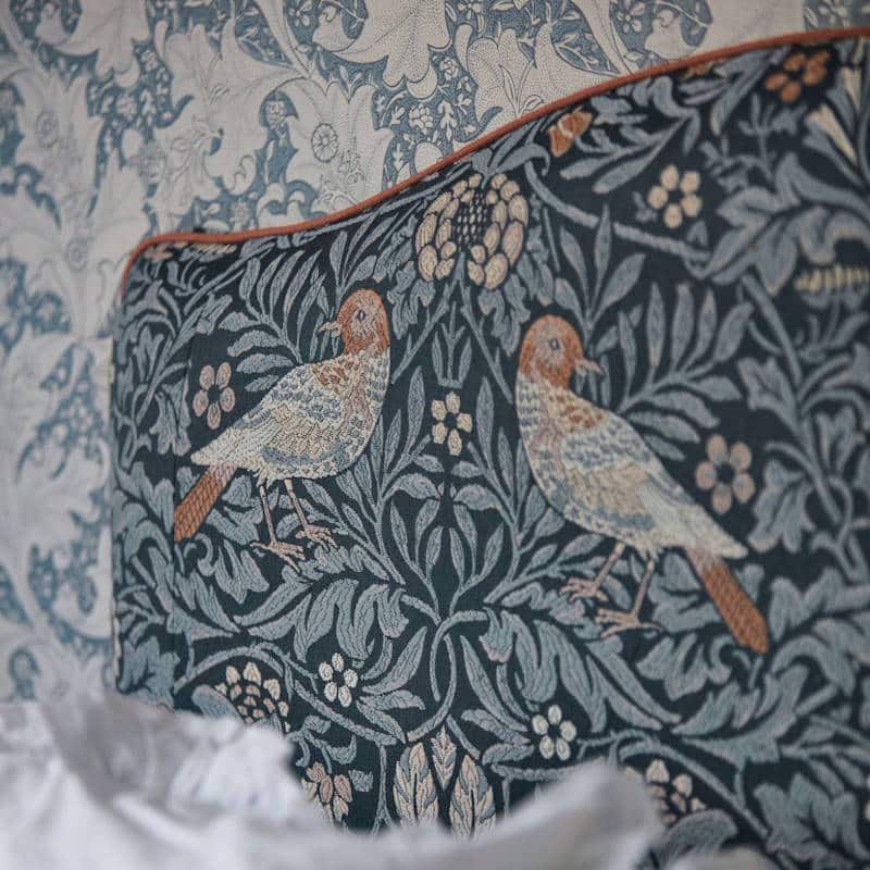 Bezugsstoff Blumenmuster Bird Tapestry MorrisandCo MEWF237312